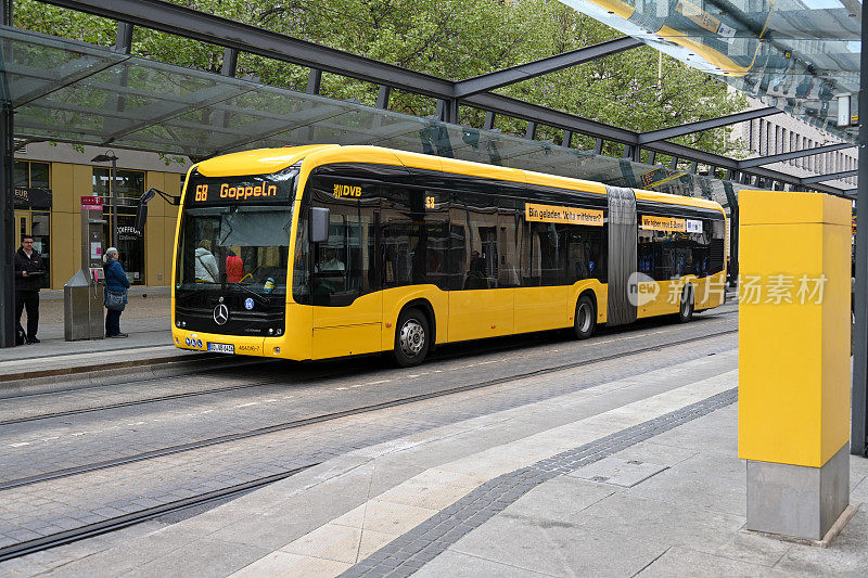 一辆奔驰电动eCitaro铰接式巴士停在德累斯顿公交(DVB) 68号线的市中心。
